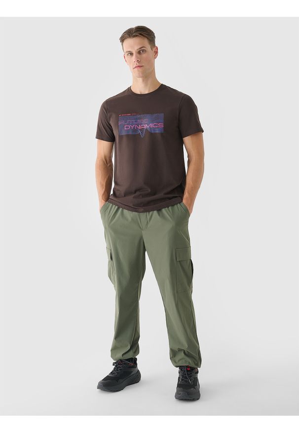 4f - 4F T-shirt regular z nadrukiem męski - brązowy XL. Okazja: na co dzień. Kolor: brązowy. Materiał: bawełna, jersey, dzianina. Długość rękawa: krótki rękaw. Długość: krótkie. Wzór: nadruk. Styl: sportowy, klasyczny, casual