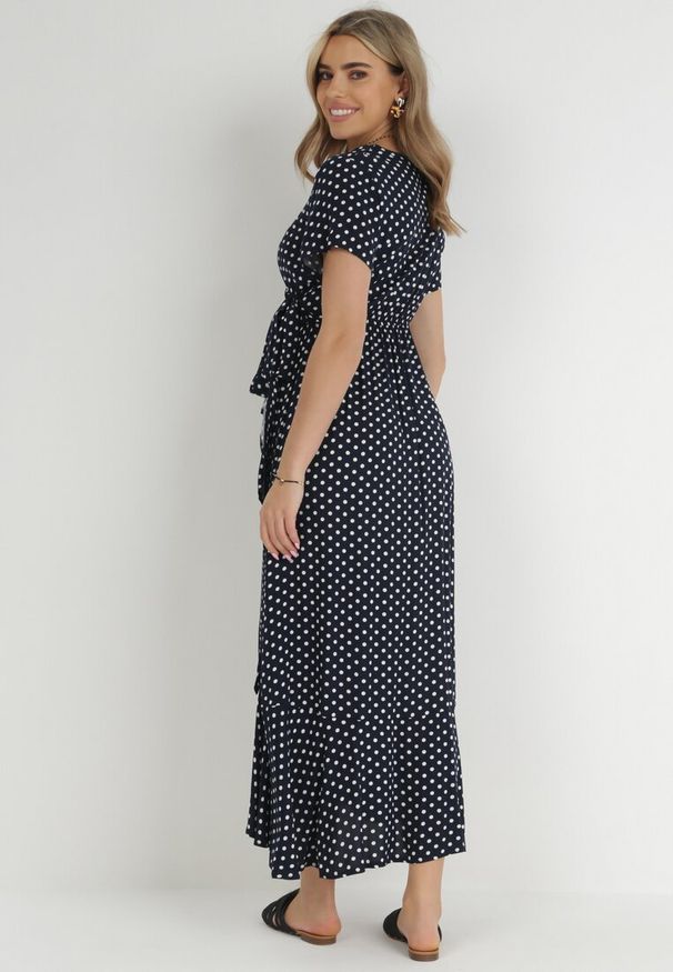 Born2be - Granatowa Sukienka Echosia. Kolor: niebieski. Materiał: materiał. Długość rękawa: krótki rękaw. Wzór: kropki. Typ sukienki: kopertowe. Długość: maxi