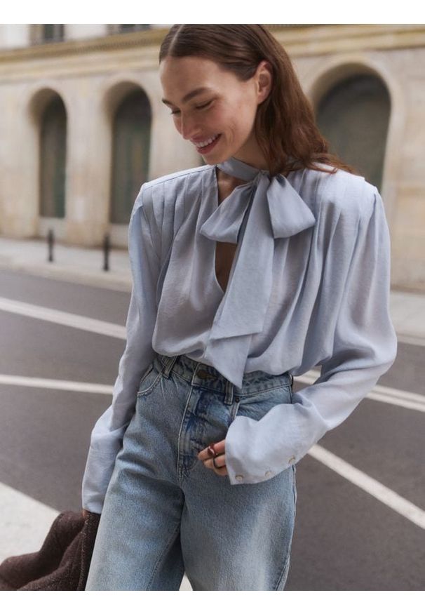 Reserved - Bluzka z wiązaniem - jasnoszary. Kolor: szary. Materiał: wiskoza, tkanina