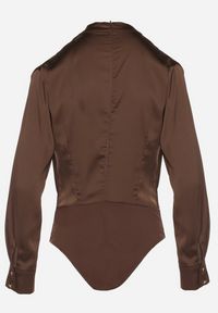 Born2be - Brązowe Satynowe Body z Kopertowym Dekoltem Violila. Okazja: na co dzień, na imprezę. Typ kołnierza: dekolt kopertowy. Kolor: brązowy. Materiał: satyna. Styl: casual #5