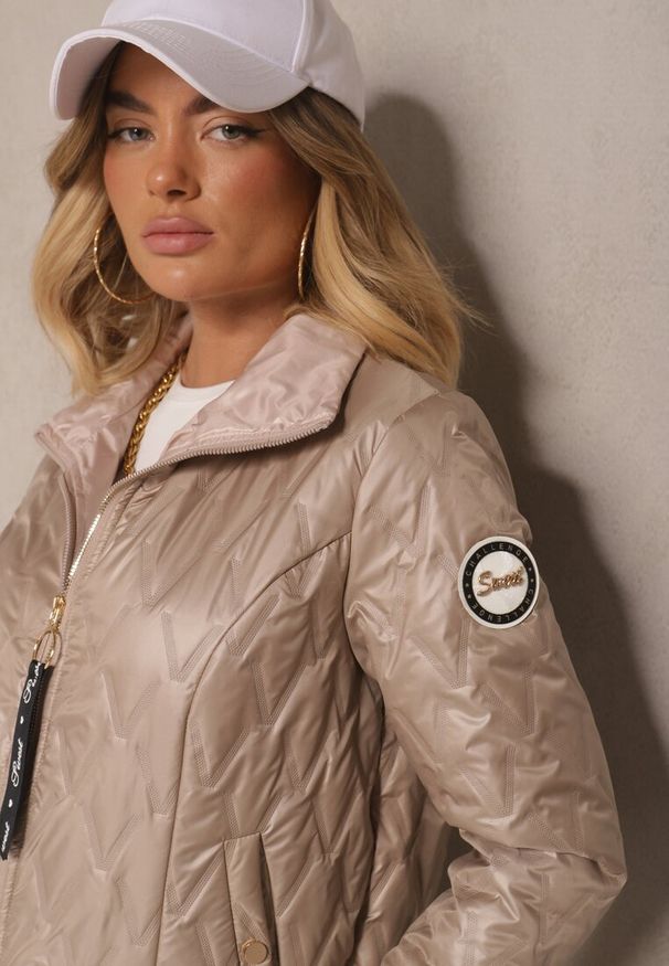 Renee - Ciemnobeżowa Kurtka Pikowana z Elastyczną Gumką w Pasie Zarriva. Okazja: na co dzień. Kolor: beżowy. Materiał: jeans. Styl: elegancki, casual