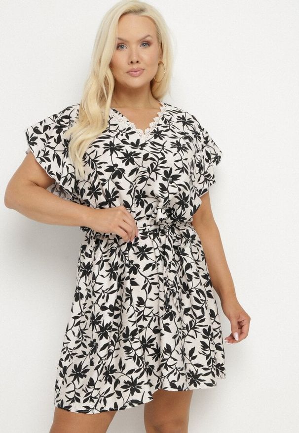 Born2be - Czarna Sukienka Wiązana Paskiem w Talii z Koronką Tolamira. Okazja: na co dzień. Typ kołnierza: dekolt w serek. Kolor: czarny. Materiał: koronka. Długość rękawa: krótki rękaw. Wzór: koronka. Typ sukienki: oversize. Styl: casual, elegancki