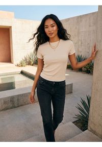 Sinsay - Prążkowana koszulka basic z kontrastową lamówką i domieszką wiskozy - kremowy. Kolor: kremowy. Materiał: prążkowany, wiskoza