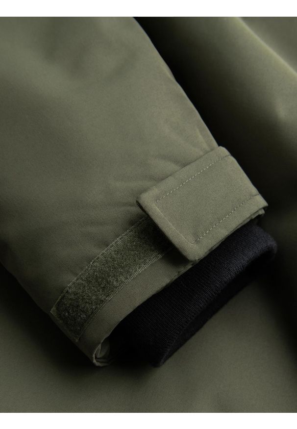 Ombre Clothing - Ocieplana długa kurtka męska z odblaskowymi elementami – oliwkowa V3 - Rozmiar: S. Typ kołnierza: kołnierzyk stójkowy, kaptur. Kolor: oliwkowy. Materiał: guma, syntetyk, poliester, materiał. Długość: długie. Wzór: aplikacja, nadruk