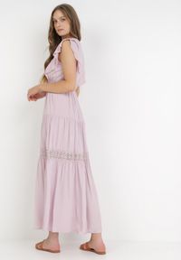 Born2be - Jasnoróżowa Sukienka Cileis. Typ kołnierza: kołnierz z falbankami. Kolor: różowy. Materiał: koronka, wiskoza. Długość rękawa: krótki rękaw. Wzór: geometria. Długość: maxi #3