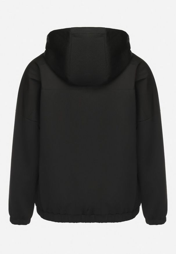 Born2be - Czarna Kurtka Przejściowa Wiatrówka z Kapturem i Ozdobnym Nadrukiem Amastra. Typ kołnierza: kaptur. Kolor: czarny. Wzór: nadruk