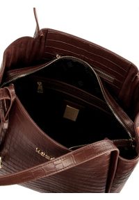 Kazar - Duża brązowa torebka na ramię z tłoczonej skóry. Kolor: brązowy. Dodatki: z breloczkiem. Materiał: skórzane, z tłoczeniem. Rodzaj torebki: na ramię #4