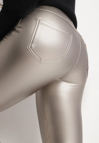 Born2be - Srebrne Ocieplane Spodnie z Imitacji Skóry o Dopasowanym Kroju z Wysokim Stanem Rivaki. Okazja: na co dzień. Stan: podwyższony. Kolor: srebrny. Materiał: skóra. Styl: casual, elegancki #3