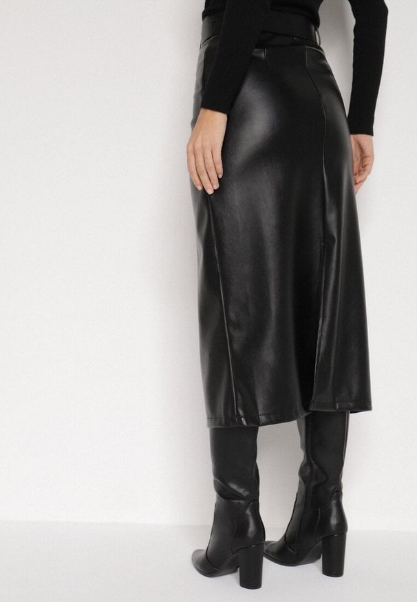 Born2be - Czarna Spódnica Ołówkowa z Imitacji Skóry z Paskiem z Dużą Klamrą Rewedia. Okazja: na co dzień, na spotkanie biznesowe, do pracy. Kolor: czarny. Materiał: skóra. Styl: casual, biznesowy, klasyczny