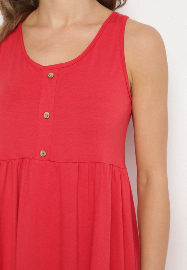 Born2be - Czerwona Sukienka o Rozkloszowanym Kroju na Szerokich Ramiączkach z Guzikami Jenovira. Okazja: na co dzień. Kolor: czerwony. Długość rękawa: na ramiączkach. Styl: casual