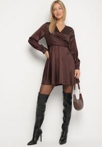 Born2be - Brązowa Satynowa Sukienka VICES z Kopertowym Dekoltem i Bufiastymi Rękawami Nivita. Okazja: na randkę, na ślub cywilny, na wesele. Typ kołnierza: dekolt w serek, dekolt kopertowy. Kolor: brązowy. Materiał: satyna. Typ sukienki: kopertowe. Styl: klasyczny, elegancki #3