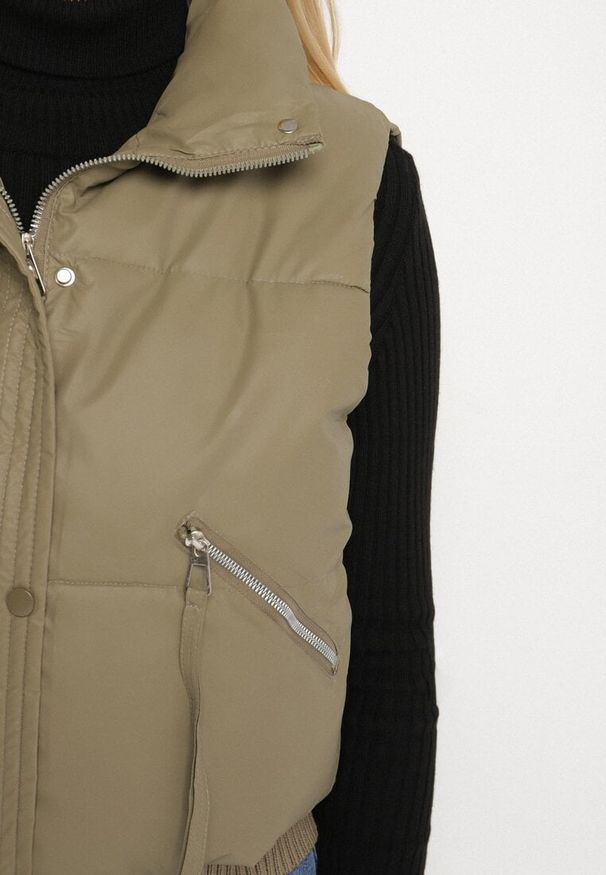 Born2be - Zielona Pikowana Kamizelka Przejściowa z Imitacji Skóry Isokira. Okazja: na co dzień. Typ kołnierza: kaptur. Kolor: zielony. Materiał: skóra. Wzór: aplikacja. Styl: casual