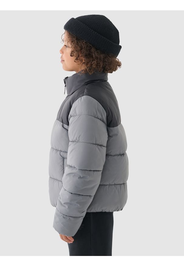 4f - 4F Kurtka puchowa z wypełnieniem syntetycznym chłopięca - szara 140 (9-10 lat). Okazja: na co dzień. Typ kołnierza: kołnierzyk stójkowy. Kolor: szary. Materiał: syntetyk, puch. Długość: długie. Wzór: gładki. Sezon: lato. Styl: klasyczny, casual, sportowy