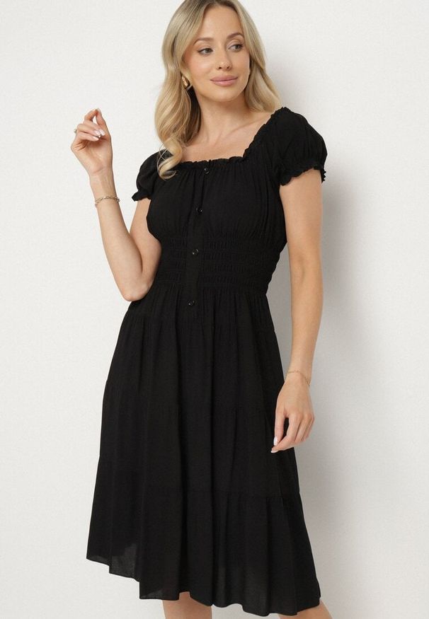 Born2be - Czarna Bawełniana Rozkloszowana Sukienka z Guzikami i Bufiastymi Rękawami Annivi. Okazja: na co dzień. Kolor: czarny. Materiał: bawełna. Styl: klasyczny, casual, elegancki