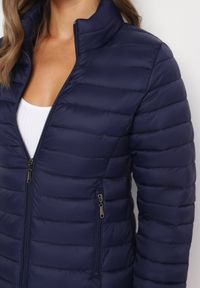 Born2be - Granatowa Pikowana Kurtka z Kieszeniami Zapinanymi na Zamek Błyskawiczny Mivindra. Okazja: na co dzień. Kolor: niebieski. Materiał: jeans. Styl: casual #6