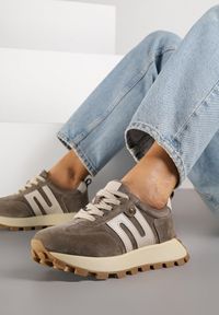 Renee - Ciemnobeżowe Sneakersy ze Skóry Naturalnej Ozdobione Geometrycznym Wzorem Melassea. Okazja: na co dzień. Kolor: beżowy. Materiał: skóra. Wzór: aplikacja, geometria