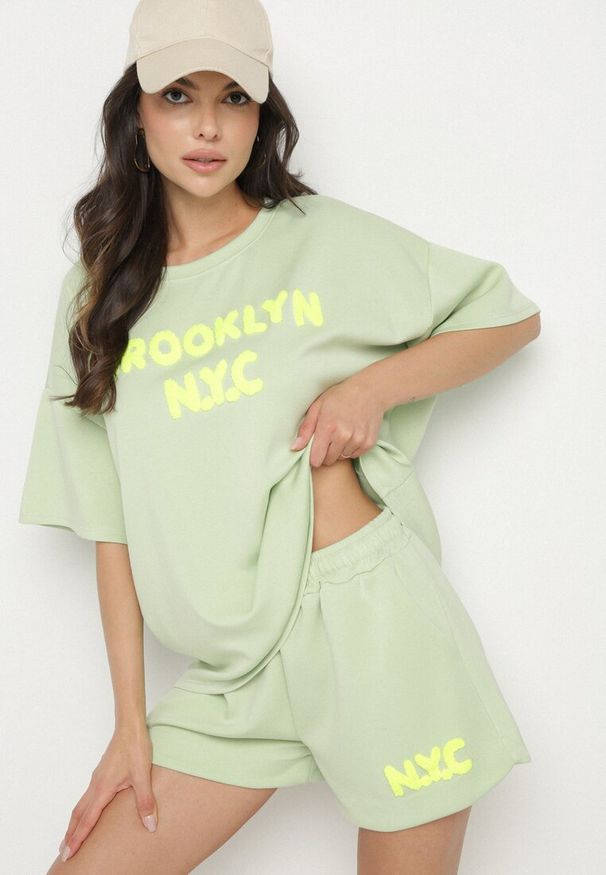 Born2be - Jasnozielony Komplet Oversize z Wiskozą T-shirt i Szorty z Nadrukiem Liravella. Kolor: zielony. Materiał: wiskoza. Wzór: nadruk