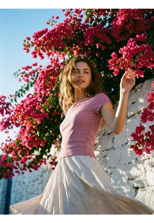 Sinsay - Wiskozowa koszulka z krótkim rękawem - różowy. Kolor: różowy. Materiał: wiskoza. Długość rękawa: krótki rękaw. Długość: krótkie