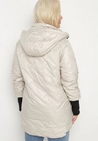 Born2be - Jasnobeżowa Kurtka Pikowana z Odpinanym Kapturem z Dłuższym Tyłem Rivselia. Okazja: na co dzień. Kolor: szary. Materiał: tkanina. Długość: długie. Wzór: aplikacja. Sezon: zima. Styl: klasyczny, casual #4