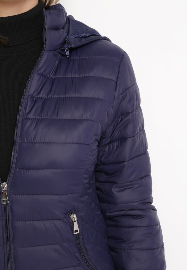 Born2be - Granatowa Kurtka Pikowana z Odpinanym Kapturem Nadisna. Okazja: na co dzień. Kolor: niebieski. Materiał: jeans. Styl: elegancki, casual