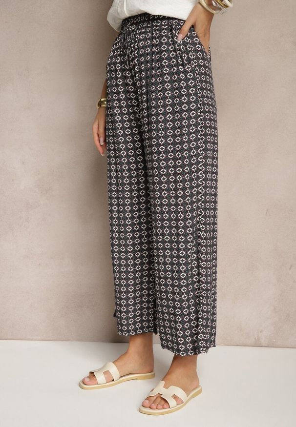 Renee - Ciemnozielone Spodnie o Szerokim Kroju High Waist z Geometrycznym Wzorem Farisia. Stan: podwyższony. Kolor: zielony. Materiał: bawełna. Wzór: geometria. Styl: elegancki