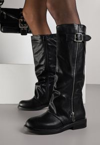 Born2be - Czarne Kozaki Typu Bikery Ozdobione Suwakiem i Klamrą Linvera. Okazja: na co dzień. Zapięcie: klamry. Kolor: czarny. Materiał: jeans. Wzór: aplikacja. Styl: casual, elegancki #1