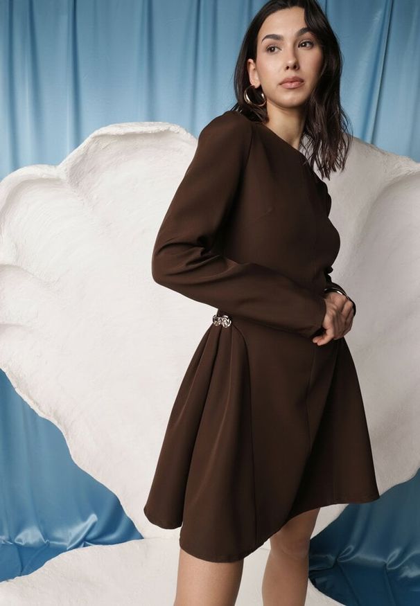 Renee - Brązowa Sukienka o Rozkloszowanym Kroju z Ozdobą z Boku Eleslia. Kolor: brązowy. Wzór: aplikacja. Styl: street