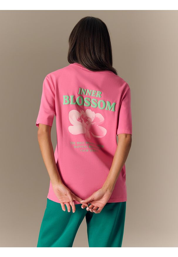 4f - 4F T-shirt loose z nadrukiem damski - różowy S. Okazja: na co dzień. Kolor: różowy. Materiał: materiał. Wzór: nadruk. Styl: elegancki, casual