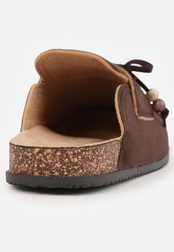 Renee - Brązowe Klapki Mule na Płaskiej Podeszwie z Frędzlami Kokardą i Koralikami Zinriara. Okazja: na co dzień. Nosek buta: otwarty. Kolor: brązowy. Materiał: jeans. Wzór: aplikacja, haft. Obcas: na płaskiej podeszwie. Styl: boho, elegancki, casual