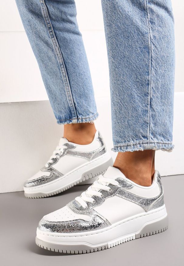 Renee - Srebrno-Białe Sneakersy na Niskiej Platformie z Ozdobnymi Przeszyciami Huviena. Okazja: na co dzień. Nosek buta: okrągły. Kolor: biały. Materiał: jeans. Obcas: na platformie