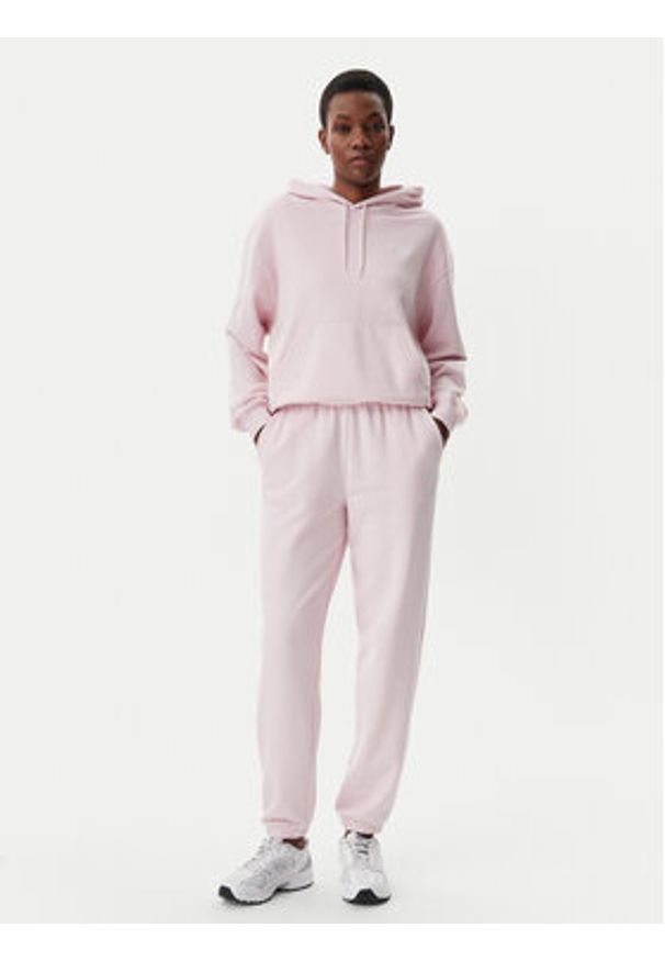 New Balance Spodnie dresowe Essentials WP41500 Różowy Relaxed Fit. Kolor: różowy. Materiał: bawełna