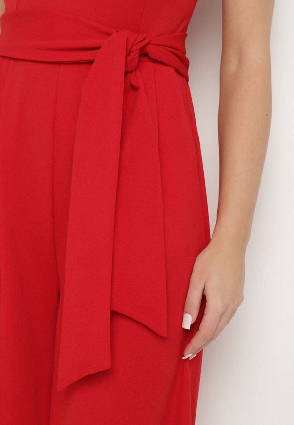 Born2be - Czerwony Kombinezon Ozdobiony Paskiem z Szerokimi Nogawkami Deolise. Kolor: czerwony. Długość rękawa: na ramiączkach. Wzór: aplikacja. Styl: elegancki