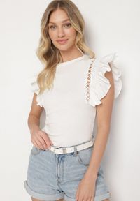 Born2be - Biała Bluzka z Falbanami i Ażurowym Wzorem Izemira. Okazja: na co dzień. Kolor: biały. Materiał: jeans. Wzór: ażurowy. Styl: klasyczny, elegancki, casual