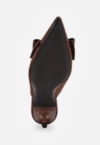 Renee - Brązowe Klapki Mule na Szpilce z Kokardką Kimoseis. Nosek buta: otwarty. Kolor: brązowy. Materiał: skóra, zamsz. Wzór: aplikacja. Sezon: lato. Obcas: na szpilce. Wysokość obcasa: średni #5