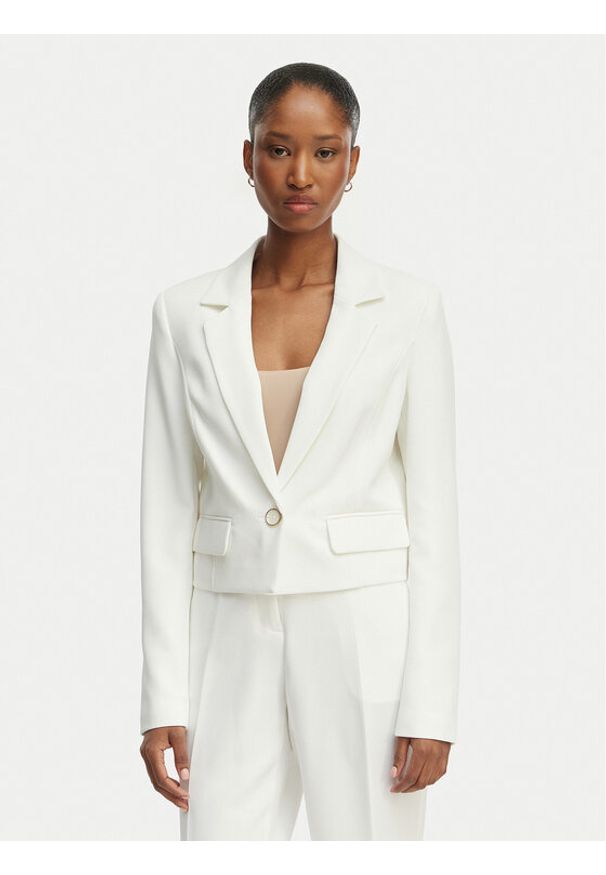 Guess Marynarka W6GN03 W1742 Biały Regular Fit. Kolor: biały. Materiał: syntetyk