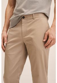 Mango Man spodnie Dublino męskie kolor beżowy w fasonie chinos. Kolor: beżowy. Materiał: tkanina, włókno. Wzór: gładki