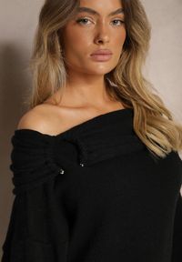 Renee - Czarny Sweter Off Shoulder z Wiskozą z Ozdobnym Marszczeniem przy Dekolcie Nelilda. Okazja: na co dzień. Kolor: czarny. Materiał: wiskoza. Wzór: gładki, ze splotem. Styl: elegancki, casual #3