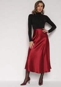 Born2be - Bordowa Rozkloszowana Midi Spódnica Satynowa Zapinana na Suwak z Gumką w Pasie Williwarne. Okazja: na co dzień, do pracy, na spotkanie biznesowe. Kolor: czerwony. Materiał: satyna. Styl: biznesowy, casual #7