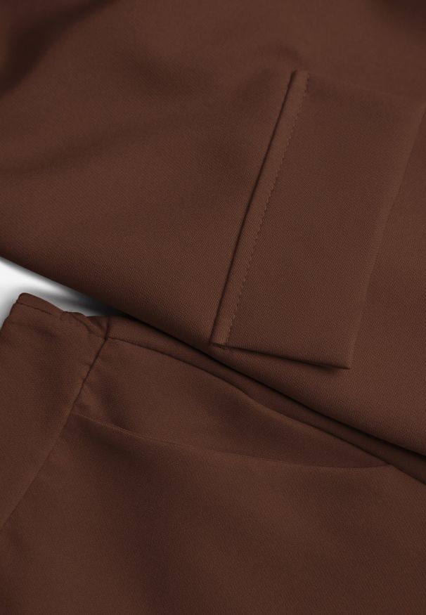 Renee - Brązowy Komplet o Garniturowym Kroju z Marynarką z Wiązaniem i Spodniami Falestra. Kolor: brązowy