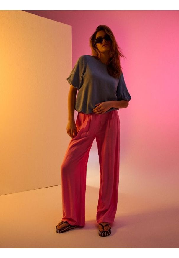 Sinsay - Wiskozowe spodnie wide leg - różowy. Kolor: różowy. Materiał: wiskoza