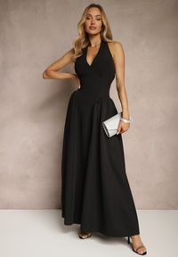 Renee - Czarna Rozkloszowana Sukienka Halter z Wiązaniem i Odkrytymi Plecami Senicce. Okazja: na imprezę, na randkę. Typ kołnierza: dekolt halter. Kolor: czarny. Styl: elegancki #3