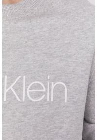 Calvin Klein - Bluza bawełniana K20K202157. Okazja: na co dzień. Kolor: szary. Materiał: bawełna. Długość rękawa: długi rękaw. Długość: długie. Wzór: nadruk. Styl: casual #5