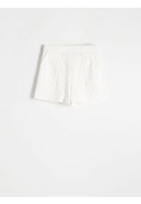Reserved - Szorty z ażurowym haftem - biały. Kolor: biały. Materiał: bawełna, tkanina. Wzór: ażurowy, haft
