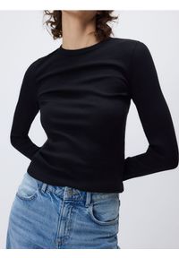 Reserved - Longsleeve z prążkowanej dzianiny - czarny. Kolor: czarny. Materiał: dzianina, prążkowany. Długość rękawa: długi rękaw