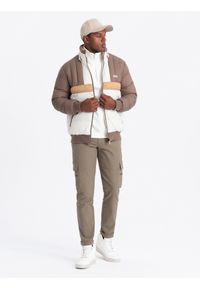 Ombre Clothing - Kolorowa sportowa męska kurtka w stylu retro – beżowo-biała V2. Typ kołnierza: kołnierzyk stójkowy. Kolor: biały. Materiał: guma, syntetyk, poliester, materiał. Wzór: kolorowy. Styl: retro, sportowy #8