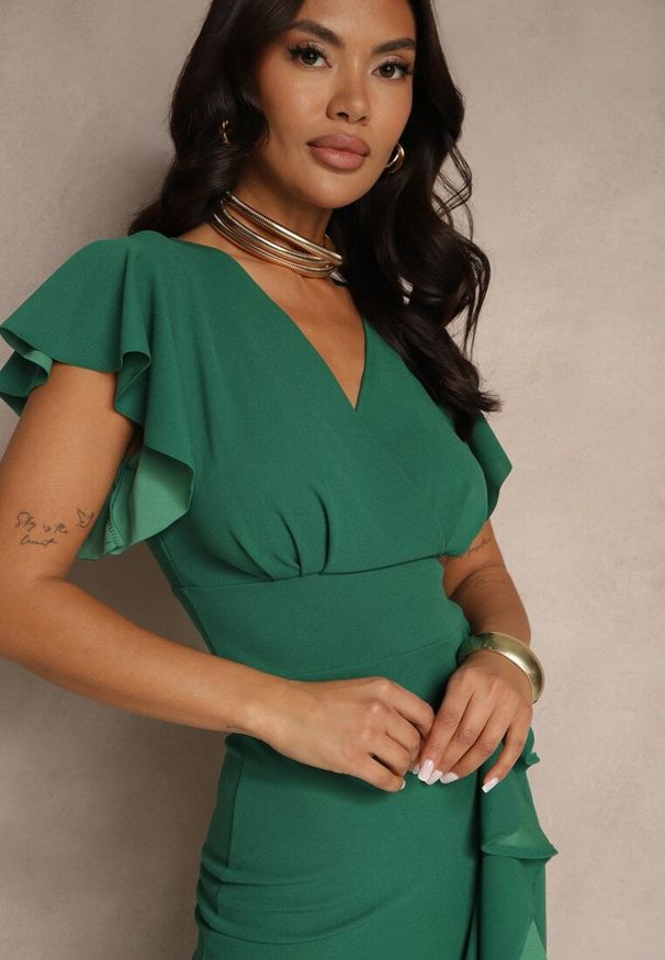 Renee - Zielona Kopertowa Sukienka z Trójkątnym Dekoltem i Falbankami Holana. Okazja: na randkę. Typ kołnierza: kołnierz z falbankami. Kolor: zielony. Typ sukienki: kopertowe. Styl: elegancki