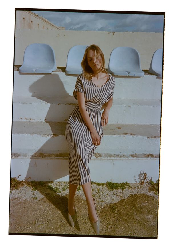 MOODO - Sukienka z wiskozy w paski granatowa. Kolor: niebieski. Materiał: wiskoza. Wzór: paski