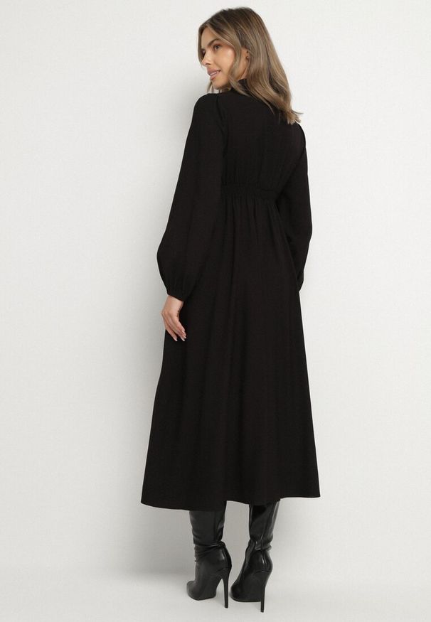 Born2be - Czarna Wiskozowa Plisowana Sukienka z Wiązaniem Asorrise. Okazja: na co dzień. Kolor: czarny. Materiał: wiskoza. Styl: elegancki, casual
