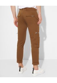 Les Hommes - LES HOMMES - Brązowe spodnie cargo. Kolor: brązowy. Materiał: bawełna. Wzór: aplikacja. Styl: elegancki #2