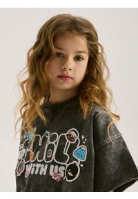 Reserved - T-shirt z nadrukiem Toca Boca - ciemnoszary. Kolor: szary. Materiał: bawełna. Długość: krótkie. Wzór: nadruk #1